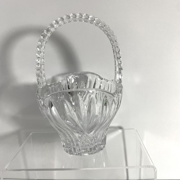 Vintage Pressed Clear Glass Bride Basket Embossed Flowers 7" Tall Wedding Decor - Picture 2 of 12